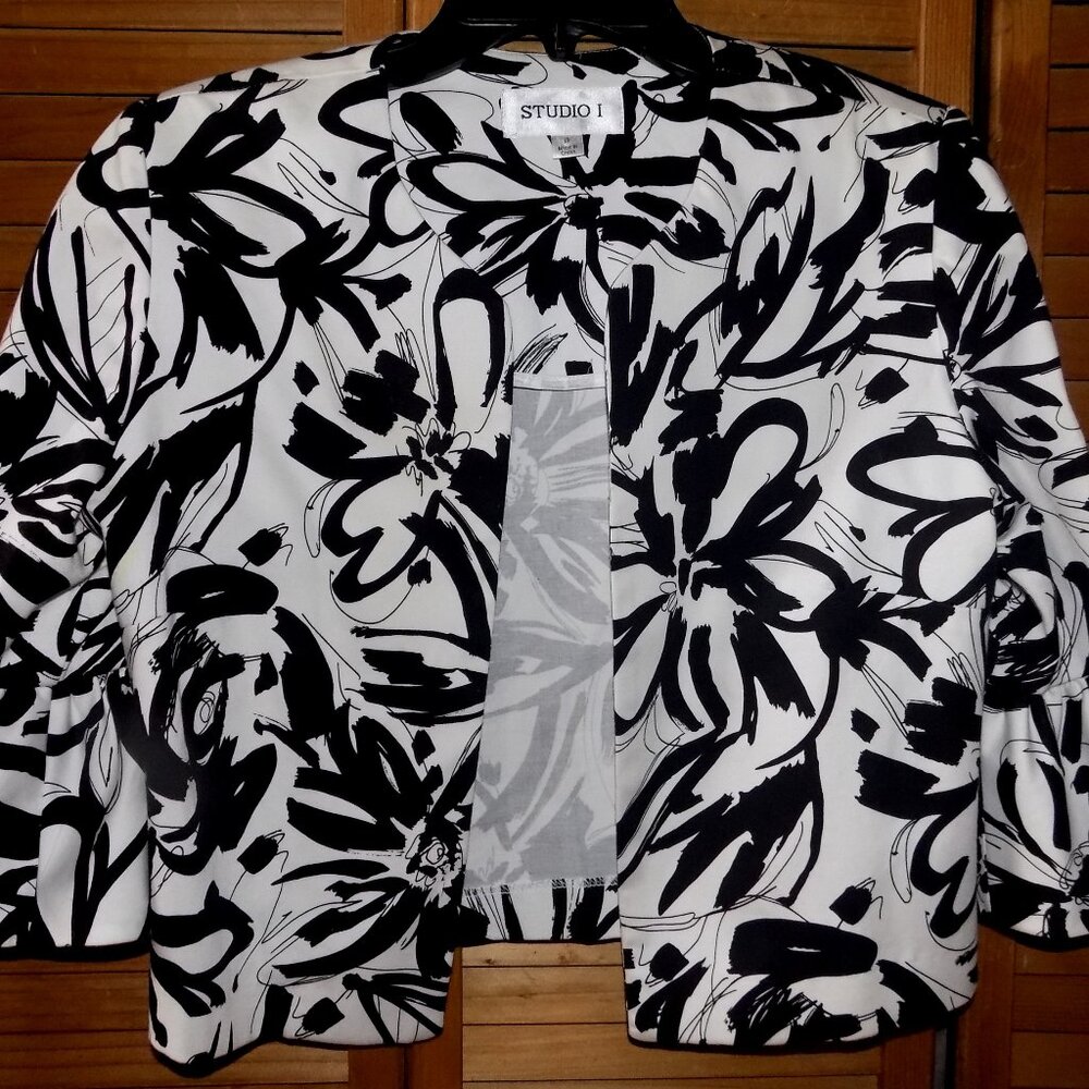 Studio 1 SZ 8 Black White Artsy Floral Bell Sleeves Short Coverup Blazer Jacket